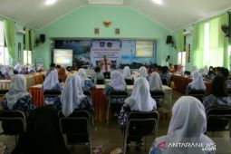 50 siswa dan guru SMU dibekali wawasan kemasan pengembangan kewirausahaan