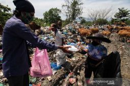 Pembagian makanan bagi pemulung