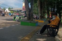 Ngadem di kursi trotoar Taman Remaja