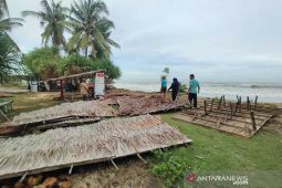 Puluhan pondok wisata pantai di Aceh Timur ambruk