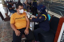 PON Papua - Penonton manfaatkan layanan vaksinasi COVID-19 di Auditorium Uncen
