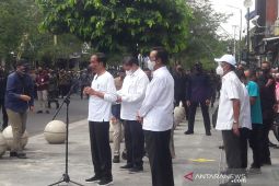 Jokowi resmikan program bantuan tunai untuk PKL