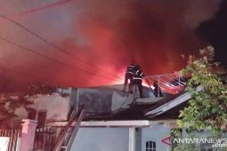Kebakaran landa gudang berisi bahan kimia di Padang