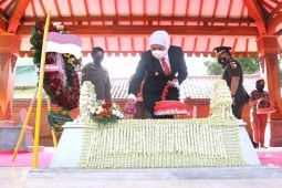 Khofifah ziarah ke makam gubernur pertama Jatim