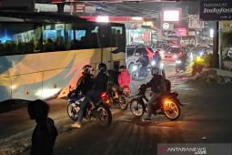 Rekayasa satu arah diberlakukan di jalur Puncak-Cianjur Minggu malam