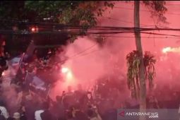 Ratusan Bobotoh aksi bakar ban dan nyalakan suar di depan Graha Persib