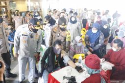 Jasa Raharja-Korlantas Polri vaksin ratusan sopir angkot dan ojol