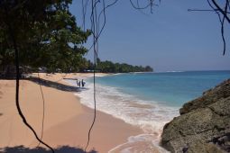 Merenungkan keagungan Indonesia di pantai tertimurnya di Base G Papua