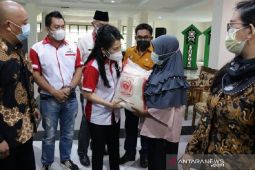Pemkot Singkawang serahkan bantuan cadangan beras kepada 6.000 KK