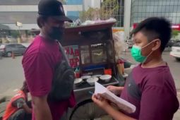 Siswa SDN 169/V Cinta Damai antusias wawancara dengan pedagang