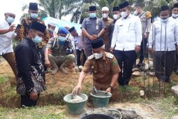 Wabup Zarnawi letakkan batu pertama pembangunan Masjid Bilal Harun di Lingkugan III Pasar Sibuhuan