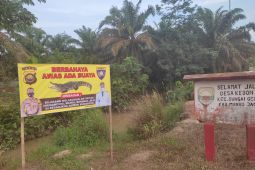 Polisi pasang papan peringatan bahaya buaya di Desa Talang Kerinci