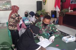 Antusias warga ikut vaksinasi di Markas Kodim Lebak