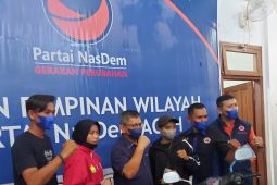 PON Papua - Peraih emas muaythai Aceh terima sepmor dari DPW Nasdem