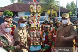 Bupati Subang serahkan sejumlah bantuan dana APBD