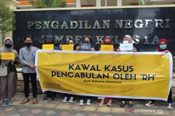 Aktivis Jember kawal sidang kasus pencabulan dengan terdakwa dosen Unej