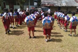 PT STP bagikan masker dan tas dukung sekolah tatap muka