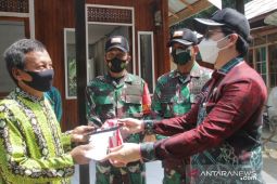 Rumah Rusdi selesai direhab melalui program TMMD, secara simbolis kunci diserahkan Bupati