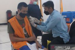 Ratusan napi di Lapas Kelas 2-A Jember divaksin