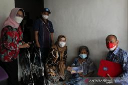 Ketua TP PKK Bangka salurkan tiga kursi roda ke warga stroke