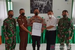 Kodim 0431/Bangka Barat menyalurkan bantuan tunai ke pedagang kaki lima