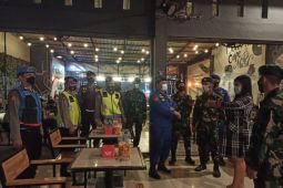 Petugas gabungan di Medan perketat razia disiplin protokol kesehatan malam hari
