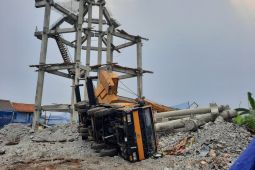 Damkar Depok berhasil selamatkan korban rumah tertimpa crane proyek PDAM