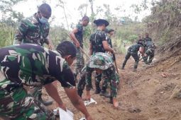 Kodam Udayana pulihkan akses jalan akibat gempa Karangasem-Bali