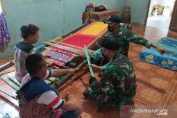 TNI perbatasan: Kerajinan tangan kain tenun warisan budaya bangsa