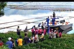 Distribusi bantuan gempa di Trunyan