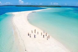 Bupati Malra ajak Menpar Sandiaga Uno "Wer Warat" di Festival Meti Kei, gairahkan pariwisata dan ekonomi