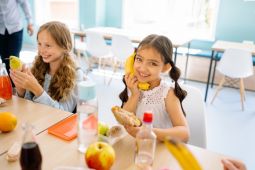 Penting !  Cermati nutrisi dan kemasan camilan untuk anak