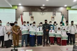 Baznas Kota Jambi serahkan bantuan biaya pendidikan senilai Rp2,08 miliar