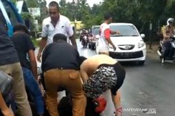 Kecelakaan di Kapar, pengendara Vario terlindas dan masuk ke bawah mobil L300