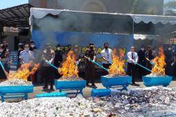 Bea Cukai musnahkan rokok-arak Bali ilegal Rp1,8 miliar