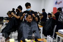 20 peserta ikuti Pelatihan Potong Rambut dalam "Denpasar Youth Festival"