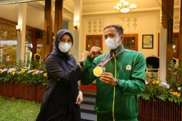 Bupati Banyuwangi serahkan bonus Rp193 juta kepada atlet PON Papua