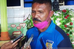 Eduard Ivakdalam peracik tim emas sepak bola PON XX Papua