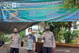 Pengurus Masjid Muhajirin gandeng RS Bhayangkara gelar vaksin massal