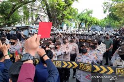 Pengamanan ketat hadapi pengunjukrasa kedatangan Presiden Jokowi ke Kalsel.