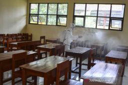 Penyemprotan disinfektan di sekolah