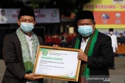 Bupati dan Wakil Bupati Garut dinobatkan sebagai orang tua asuh santri