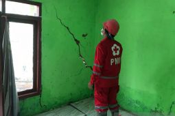 Puluhan warga Cigulusur Sukabumi terancam kehilangan rumah akibat pergerakan tanah