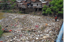 Tumpukan sampah di muara sungai