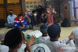 Pekerja kilang Pertamina ajari anak panti cuci tangan