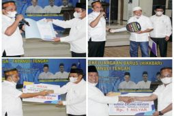 Ketua Gadang HIKKBAR serahkan sertifikat tanah senilai Rp300 juta dan kunci ambulans