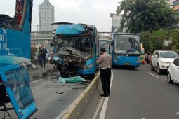 Tabrakan dua bus tewaskan seorang penumpang