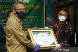 Tirta Senentang raih penghargaan wajib pajak dari Gubernur Sutarmidji