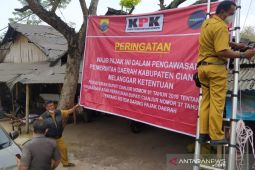 Bappenda dan Satpol PP Cianjur segel rumah makan tak gunakan "tapping box"