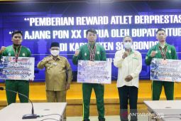 Bupati Situbondo berikan "reward" atlet anggar dan bulu tangkis peraih medali PON Papua